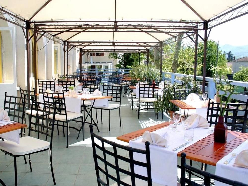 Logis Hotel Restaurant Le Castel Fleuri Saint-Jean-en-Royans Εξωτερικό φωτογραφία